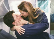 Dr. Thomas Reinhardt (Christopher Barker) und Schwester Petra (Annette du Moulin) lieben sich. Sie planen eine gemeinsame Zukunft in den USA.