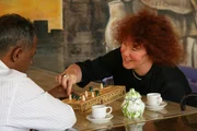 Archäologin Dr. Joann Fletcher beim Senet-Spiel, welches auch zu den Grabbeigaben der Pharaonen gehörte.
