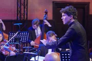 Die vier jungen Musiker werden von der Jungen Sinfonie Berlin unter der Leitung von Elias Grandy begleitet.