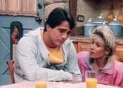 Seit Samantha einen festen Freund hat fühlt sich Tony (Tony Danza, l.) vernachlässigt. Angela (Judith Light) versucht, ihn aufzumuntern.