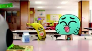 Nichtsahnend leiht Banana-Joe (li.) Gumball (re.) seinen Klebstoff.