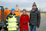 Diplom-Geologe Franz Binot (li.) mit den ¿Xenius¿-Moderatoren Dörthe (Mi.) und Pierre (re.) vor dem Untersuchungsfeld, wo mit Hilfe der Rütteltechnik untersucht wird, ob es unterirdische Gas- und Ölvorkommen gibt.