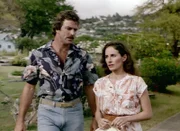 Magnum (Tom Selleck) ahnt, dass Amy (Andrea Marcovicci) ihm etwas verheimlicht.