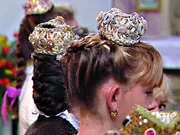 Zur Festtagstracht tragen die Mädchen reichbestickte Krönchen.