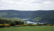 Blick von der Dreiborner Hochfläche im Nationalpark Eifel auf die Urfttalsperre.