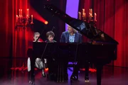 Thomas Gottschalk (r.) nimmt sich für seine kleinen Stars Alejandro (M.) und Valeria (l.) am Piano viel Zeit ...