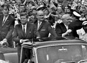 Der US-amerikanische Präsident John F. Kennedy (im Auto stehend links) mit dem hessischen Ministerpräsidenten Georg August Zinn (Mitte) und Bundeswirtschaftsminister und Vizekanzler Ludwig Erhard bei der Ankunft auf dem Frankfurter Römerberg.