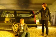Daniela (Maria Kwiatkowsky) mit ihrer Geisel Kommissarin Lucas (Ulrike Kriener).
