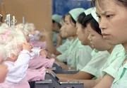 Arbeiterinnen in einer chinesischen Puppenfabrik