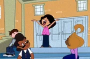 Penny Proud (2.v.r.) ist überglücklich: Sie ist in die Cheerleader-Mannschaft aufgenommen worden!