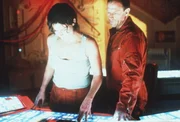 Virgil Nygard (Corbin Bernsen, r.), der auf mysteriöse Weise auf das Bergungsraumschiff "Pequod" gelangt ist, verlangt von Lieutenant Hutchinson (Jill Teed, l.), ihn zur Erde zurückzubringen.