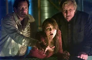 Richard Clarke (Steve Guttenberg, li.), Shelby Clarke (Amber Sainsbury) und Bishop Schmidt (Rutger Hauer)