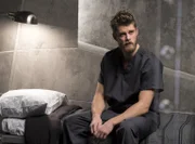 Noch ahnt Roman (Luke Mitchell) nicht, dass sich seine Schwester in der Hand grausamer und perverser Entführer befindet ...