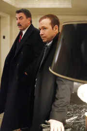 Einer Top-Journalistin Schutz zu bieten, ist schwieriger als gedacht: Frank (Tom Selleck, l.) und Danny (Donnie Wahlberg, r.) ...