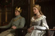 Die Ehe zwischen Edward (Max Irons, l.) und Elizabeth (Rebecca Ferguson, r.) wird sehr belastet, was der Öffentlichkeit jedoch verborgen bleiben soll ...