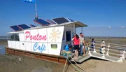 Wasserfest: Das Pontoncafé – Kaffee, Kuchen, Eis und Drinks auf einer ehemaligen Taucherbasis.