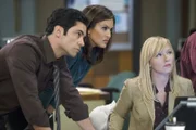 Die Detectives (v.l.) Nick Amaro (Danny Pino), Olivia Benson (Mariska Hargitay) und Amanda Rollins (Kelli Giddish) ermitteln in einem verzwickten Fall: Der Leiter eines Camps missbraucht über Jahre minderjährige Jungen, die teilweise auch noch zur Prostitution gezwungen wurden.