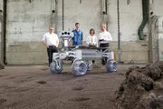 Die "Xenius"-Moderatoren Emilie und Adrian posieren mit den Experten vor der Kamera.
