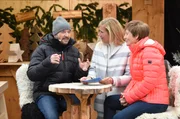 Andrea Kiewel begrüßt den gebürtigen Garmisch-Partenkirchener Christian Neureuther mit Gattin Rosi Mittermaier.