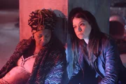 Amelia (Melanie Nicholls-King) und Sarah (Tatiana Maslany)