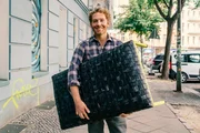 Upcycling-Experte Thomas Klotz zeigt, wie aus scheinbar wertlosem Sperrmüll kunstvolle Liebhaberstücke werden.