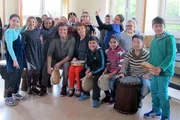 Die Xenius-Moderatoren Gunnar und Dörthe mit Kindern der Liebfrauenschule in Frankfurt am Main