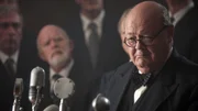 Churchill (r.) kritisiert das Nichthandeln der britischen Regierung, da er bereits vermutet, dass Hitler einen neuen Krieg plant. (Reenactment)