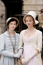 Catherine (Felicity Jones, li.) ist eng mit Isabella (Carey Mulligan, re.) befreundet und bald sogar verwandt: Als Catherine jedoch erfährt, dass Isabella die Verlobung mit ihrem geliebten Bruder durch einen Seitensprung riskiert, steht auch die Freundschaft der beiden auf dem Spiel.