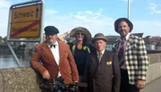 v.l.: Andreas Schaller als Kjeld, Steffi Pöschel als Yvonne, Friedrich-Karl Steinbach als Egon Olsen und Steffen Grunder als Benny
(Foto für alle Folgen verwendbar)