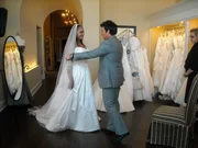 Das Kleid, die Tischdeko, die Torte: Jede Braut weiß ganz genau, wie ihr Hochzeitstag aussehen soll. In nur drei Wochen vor dem Ja-Wort hilft David Tutera (r.) ihnen, ihren großen Tag zu etwas Außergewöhnlichem zu machen ...