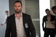 Verzweifelt macht sich Weller (Sullivan Stapleton) daran, die Aussage seines verstorbenen Vaters, dass er Taylor getötet habe, zu überprüfen. Nach einigen Grabungen auf dem elterlichen Grundstück wird er fündig ...