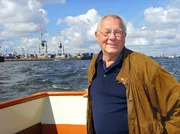 ARD/WDR MIT ARMIN UNTERWEGS, "Die Elbreise", am Sonntag (11.04.10) um 10:03 Uhr im ERSTEN.
Armin Maiwald auf Entdeckungstour von der Quelle bis zur Mündung der Elbe. Zu Fuß, per Schiff und im Auto erkundet Armin auf seinem Weg durch zwei Staaten und sieben Bundesländer die Elbe und zeigt, wie das Leben am Fluss heute ist - und wie es früher einmal war.
Zum Abschluss seiner Reise kommt Armin dort an, wo früher viele Auswanderer Deutschland verließen. Bei Cuxhaven (Niedersachsen). Hier an der Nordsee kann er auch erraten, wie lang die Elbe eigentlich ist. Denn so einfach, wie man meint, ist eine Flussvermessung gar nicht.