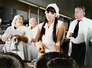 Die stolze Prinzessin Xenia (Dagmar Patrasova, Mitte) als Spülerin in einer Fabrik. Im Märchenreich gefiel es ihr besser.
