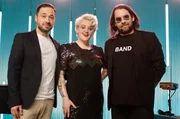 v.li. Andi Kraus, Podcasterin und "Barfrau" Kim Hoss und Band (Derek von Krogh).