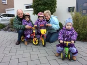 Machen Kinder arm? Vor der Geburt ihrer Drillinge Anna, Lea und Eva haben Marion und Martin S. gut verdient, sich ein Haus gekauft. Jetzt müssen sie jeden Monat rechnen, wie sie über die Runden kommen, da bleibt kaum Geld für die Kinderzimmereinrichtung.