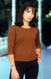 (1. Staffel) - Piper Halliwell (Holly Marie Combs) ist ziemlich verwirrt seit sie und ihre Schwestern herausgefunden haben, dass sie Hexen sind ...