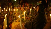 Auf einem Friedhof in Oaxaca zünden die Dorfbewohner Kerzen an, um die Geister der Toten zum 'Dia de los Muertos', dem Tag der Toten, zu führen.