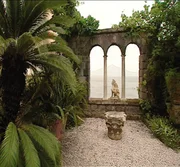 Bei Sorrent ragt auf schroffen Felsen die Villa Tritone hoch über das Meer. Ihren märchenhaften Garten entwarf William Waldorf-Astoria.