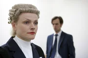 Martha Costello (Maxine Peake, l.) vertritt Gary Rush (Paul Hilton, r.), der des Einbruchs beschuldigt wird