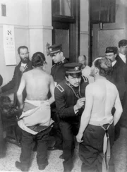 Medizinische Untersuchung auf Ellis Island.