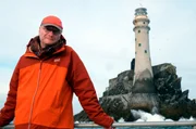 Sven Plöger vor dem Leuchtturm Fastnet Rock.