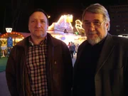 Manfred Bornholdt (r.) und Thomas Lange (l.) vom Eichamt Hamburg kontrollieren auf dem Volksfest einen Süßigkeiten-Händler, der beim Wiegen schummelt - und dadurch erst richtig Kasse macht ...
