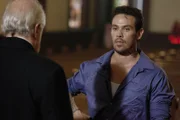 Ein Priester, l. Darsteller unbekannt) und Benny Cruz (Kevin Alejandro)