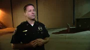 Polizist Jeff Spivey berichtet von dem Tod seines Kollegen Aubrey Hawkins und rekonstruiert den Tathergang am Ort des Geschehens.