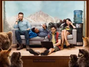 (1. Staffel) - Wie kommen (v.l.n.r.) Jack (Joel McHale) und die drei Millennials Mason (Shaun Brown), Clark (Christopher Mintz-Plasse) und Emma (Christine Ko) miteinander aus?