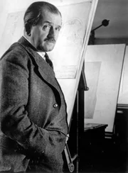 Der Konstrukteur Ferdinad Porsche an seinem Zeichenbrett.