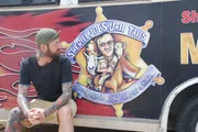 Reporter Oliver Plöger blickt hinter die Kulissen des Tent City Jail in Arizona und spricht sowohl mit dem Sheriff, als auch mit Gefangenen und Wärtern über ihren Alltag in einem der härtesten Gefängnisse Amerikas.