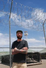 Reporter Oliver Plöger blickt hinter die Kulissen des Tent City Jail in Arizona und spricht sowohl mit dem Sheriff, als auch mit Gefangenen und Wärtern über ihren Alltag in einem der härtesten Gefängnisse Amerikas.