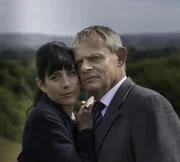 (7. Staffel) - Sind eigentlich füreinander bestimmt, wären da nicht so viele Missverständnisse zwischen ihnen: Louisa (Caroline Catz, l.) und Martin (Martin Clunes, r.). Ist ihre Ehe noch zu retten?