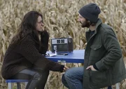 Nach einem Autounfall bittet Sarah (Tatiana Maslany) Cal Morrison (Michiel Huisman) um Hilfe.